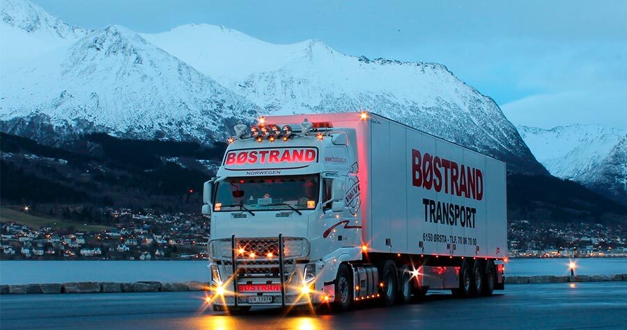 caminhão em frente a montanhas com neve evidenciando a importância de um seguro viagem internacional coletivo